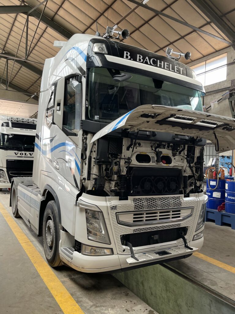 Photo d'un camion volvo en réparation